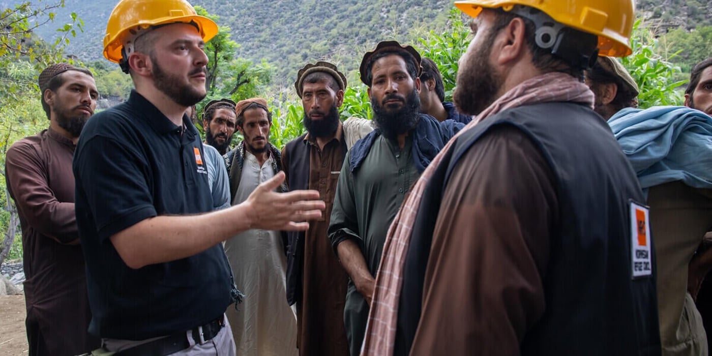 NRC:s medarbetare samtalar med lokala ledare i de jordbävningsdrabbade områdena i östra Afghanistan för att planera insatserna tillsammans.