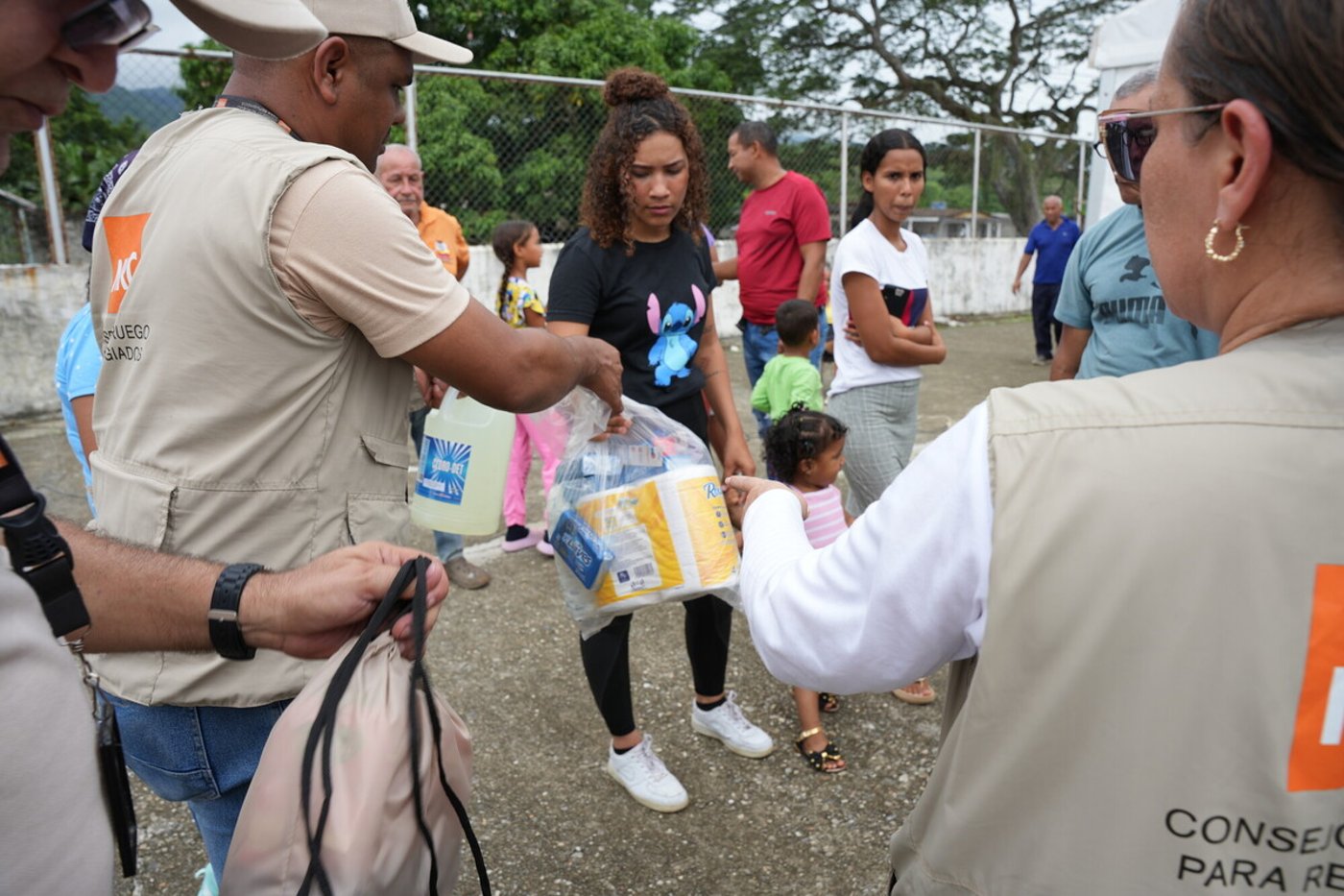 Medarbetare från Norwegian Refugee Council (NRC) delar ut hygienartiklar till familjer som drabbats av jordbävningarna i Venezuela.