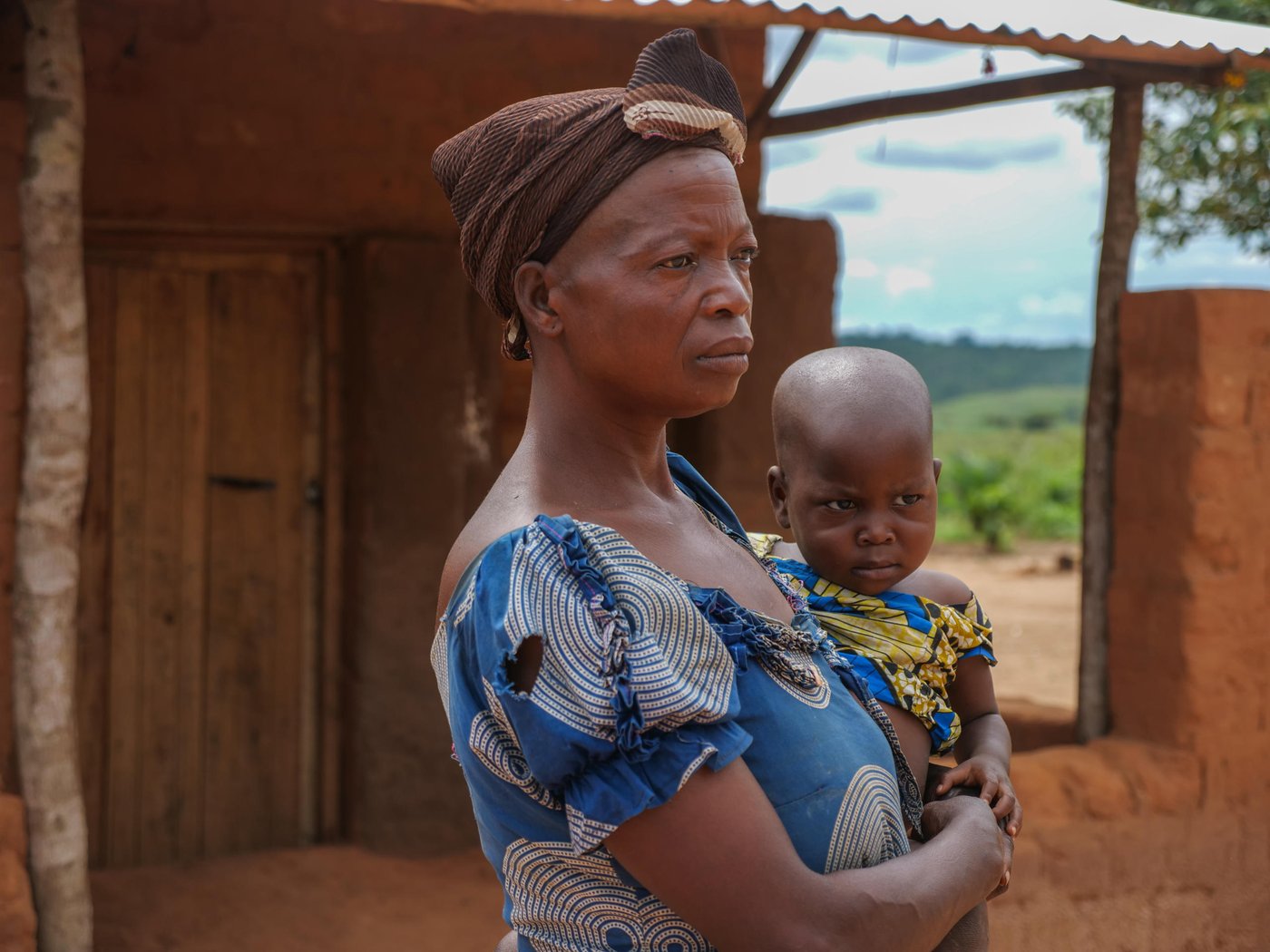 Monique Kanku Luboya, 45, stands in front of her new house with her youngest child Bambi Angel, 3, in Dimbelenge, Kasaï-Central.
Photo: Itunu Kuku/NRC