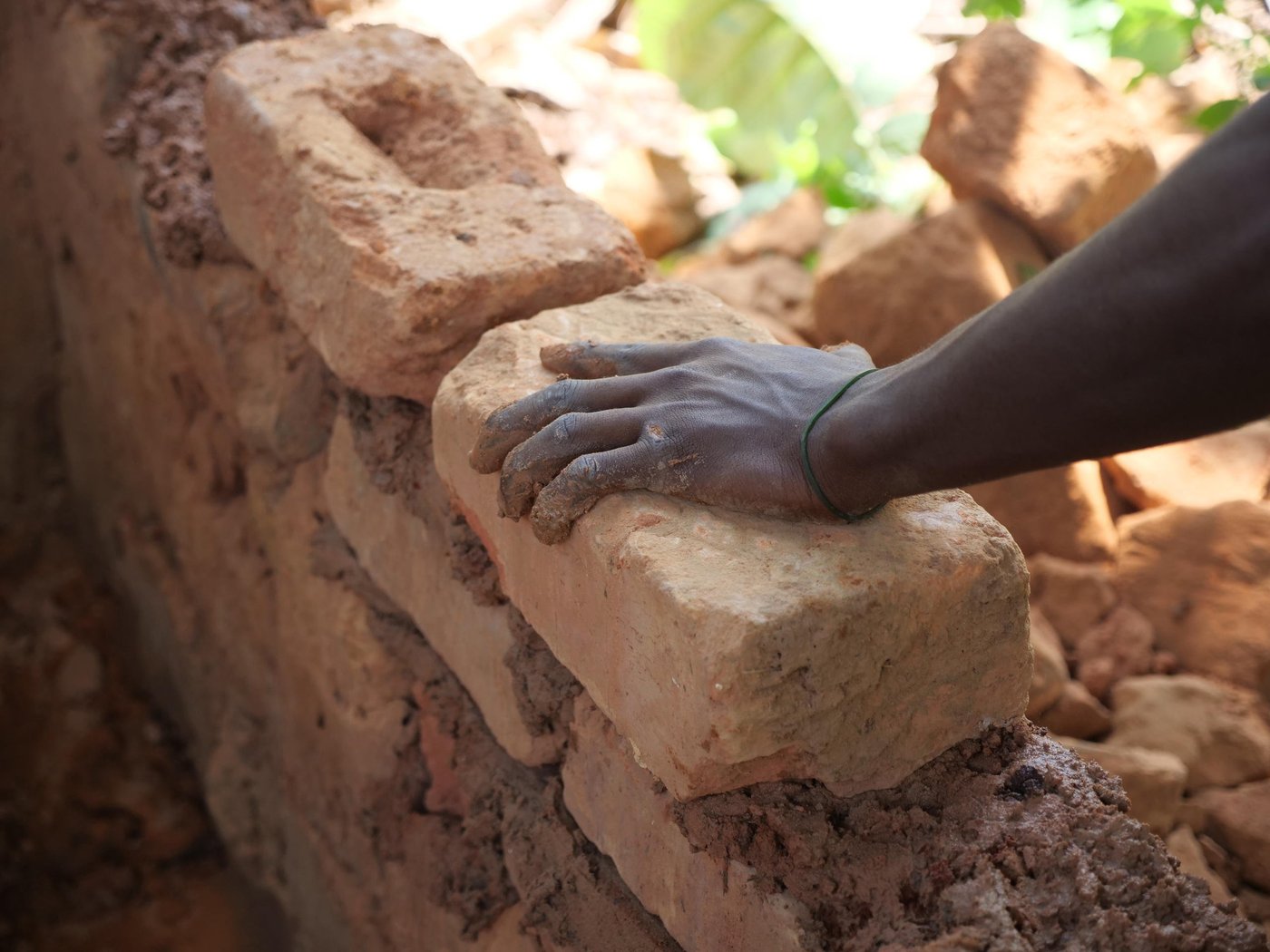 After receiving training in construction and masonry, former child soldier Mark* constructs a latrine outside his grandmothers house in Kasai-Central, DRC.
*Name changed to protect identity
Photo: Itunu Kuku/NRC
