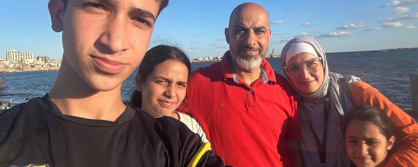 Salma tillsammans med sin familj i Gaza stad. Trots svåra tider försöker de skapa nya minnen och hålla fast vid hoppet. Foto: Privat