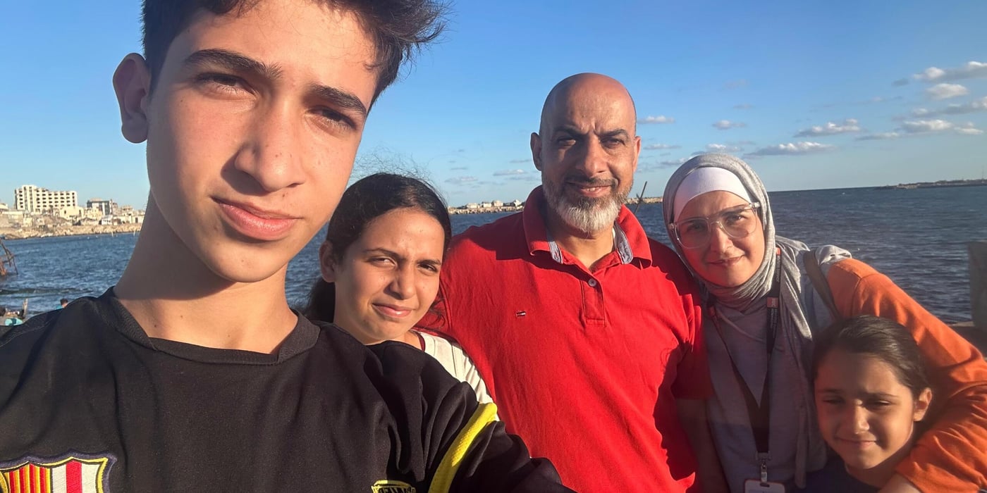 Salma tillsammans med sin familj i Gaza stad. Trots svåra tider försöker de skapa nya minnen och hålla fast vid hoppet. Foto: Privat