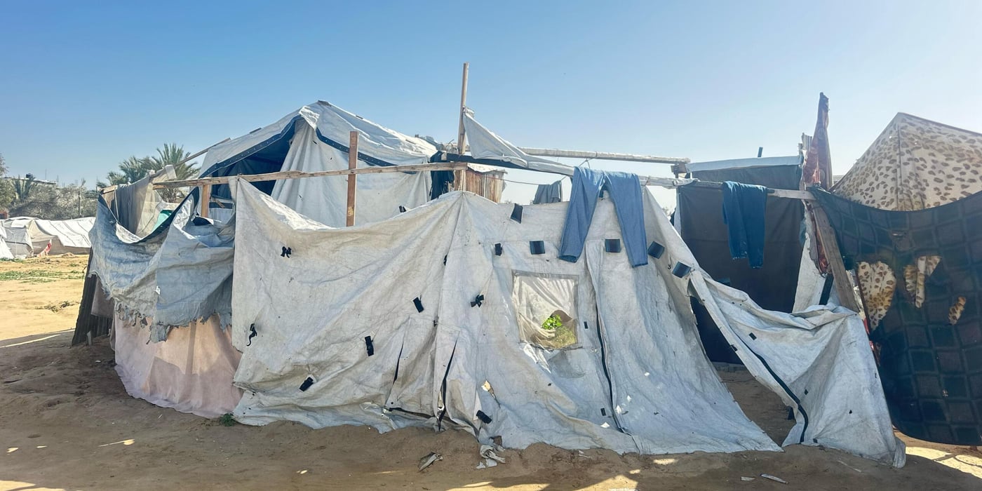 Ett provisoriskt tält i Gaza, uppfört av presenningar och annat tillgängligt material.