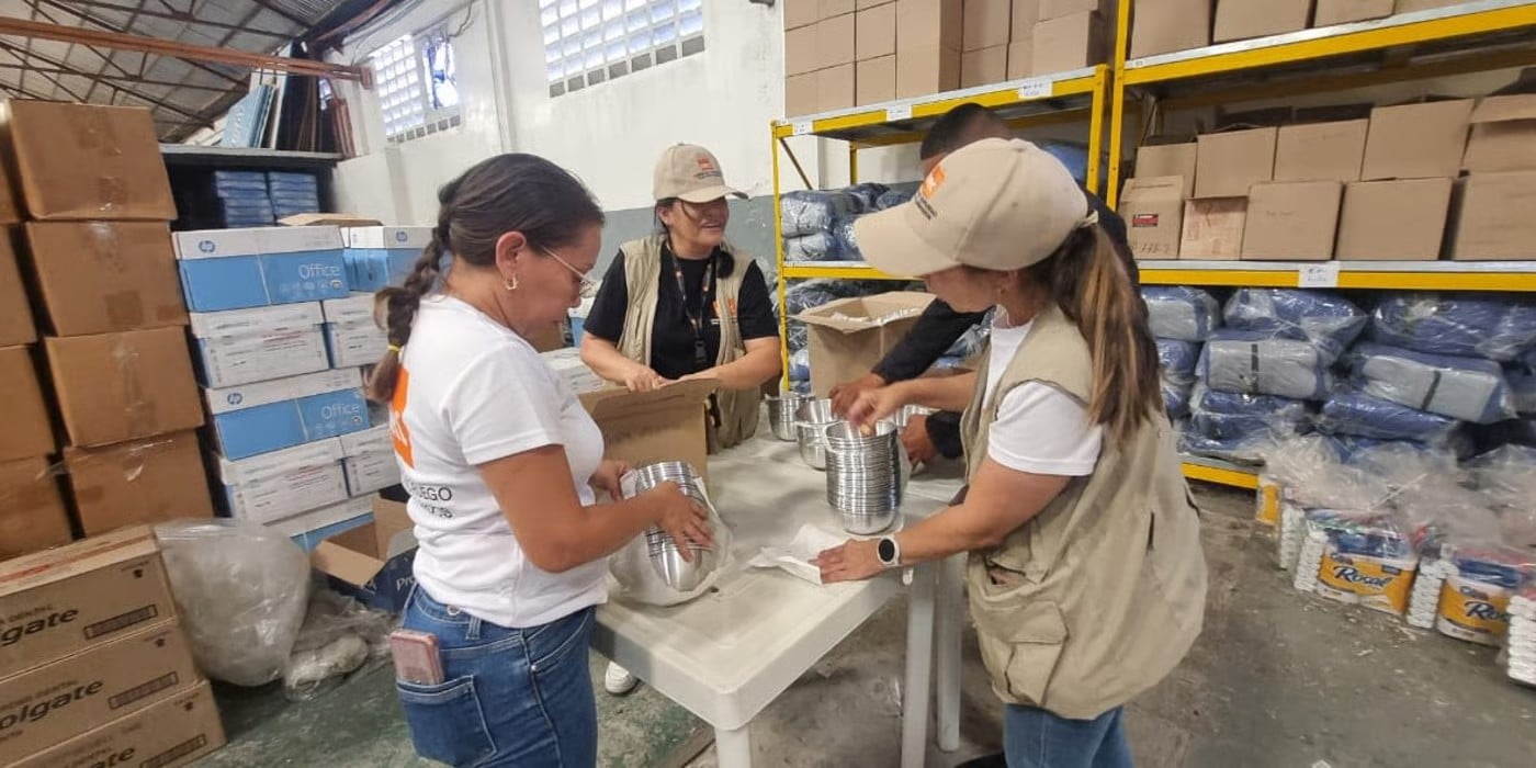 Medarbetare från NRC förbereder nödhjälpspaket på organisationens lager i Venezuela.