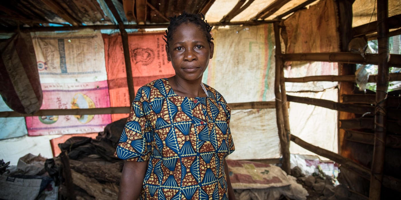 Minette (38) and her family fled from Manyu and sought safety in Buea after their home was burned down. They have received some plastic sheeting and utensils from NRC, and they have built a temporary kitchen at their new place in Buea.
Photo: NRC/Tiril Skarstein