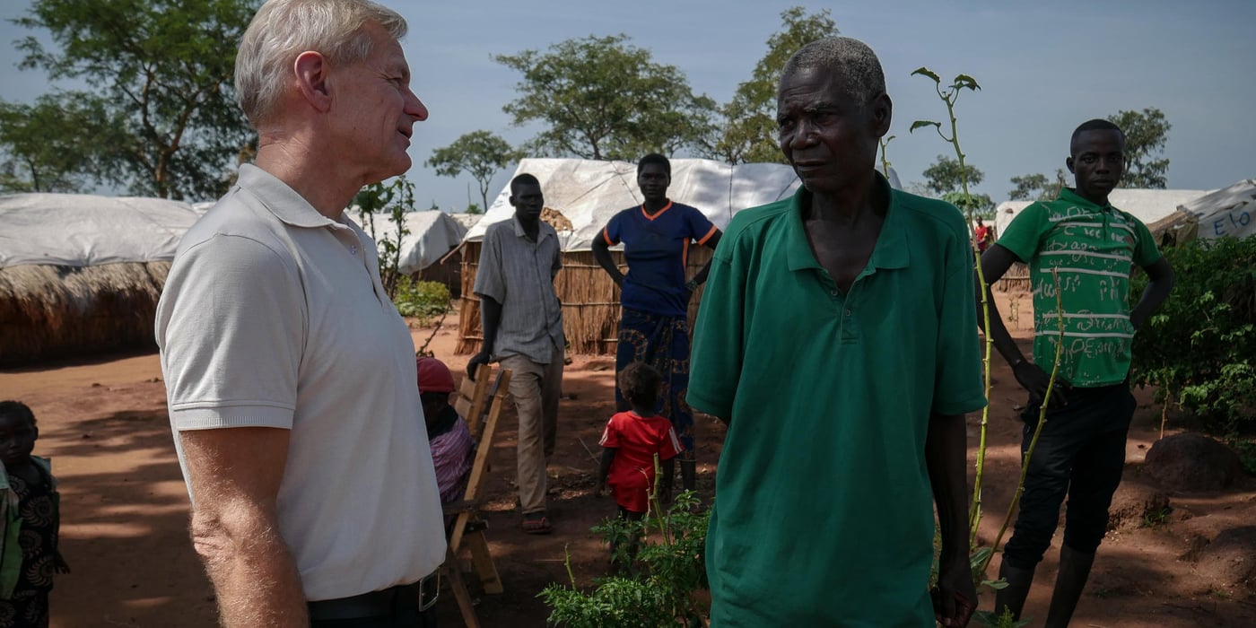 Jan Egeland is exchanging a few words with a displaced man at the Lazare camp in Kaga Bandoro. Nearly 7700 displaced persons live on the site. Credit: Hajer Naili/ NRC