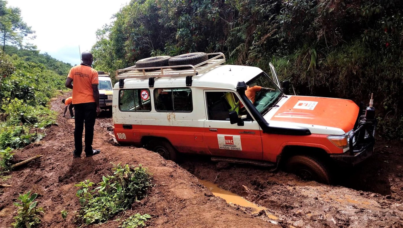 NRC vehicle got stuck in the mud under heavy rain in South Kivu province, DR Congo
Photo: Pacifique Mulungula/NRC
