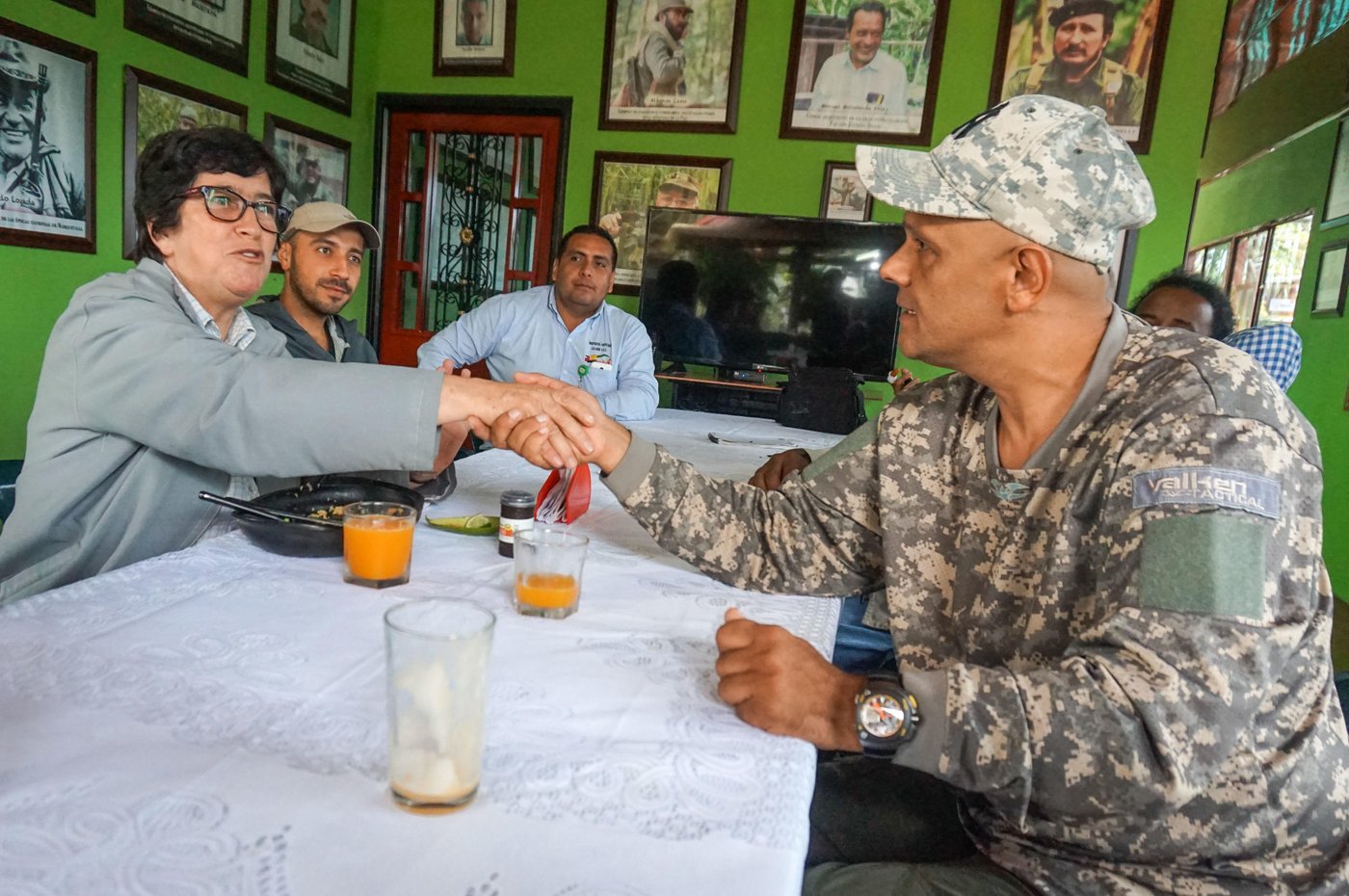 Peace building in reality. Blanca Orozco, the nun who is in charge of the school of agriculture in San Vicente de Caguan, is meeting the FARC commander “El Paisa” for the first time.
Fredsbygging i praksis. Blanca Orozco, nonnen som leder landbruksskolen i San Vicente de Caguan, møter FARC-kommandanten “El Paisa” for første gang. Foto: Richard Skretteberg/Flyktninghjelpen