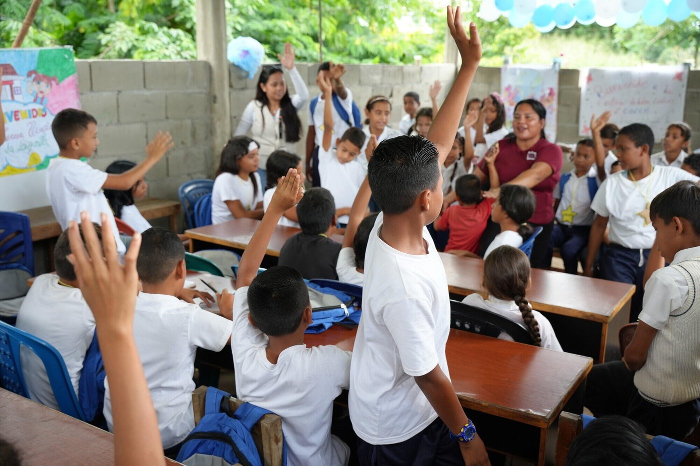 Lärare undervisar elever i ett klassrum. 