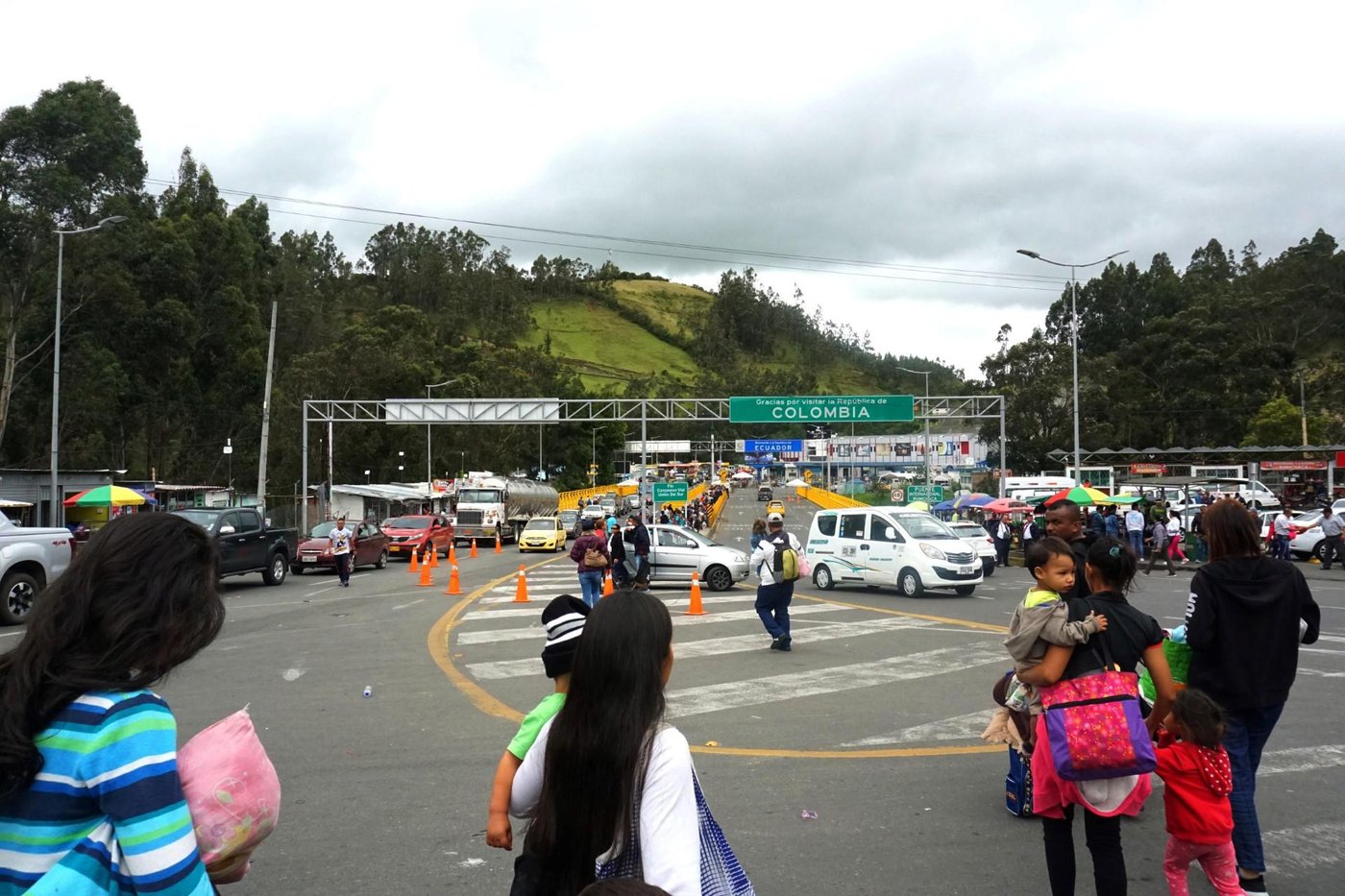 Single mothers with children and families on their way to cross the Rumichaca bridge between Colombia and Ecuador.
