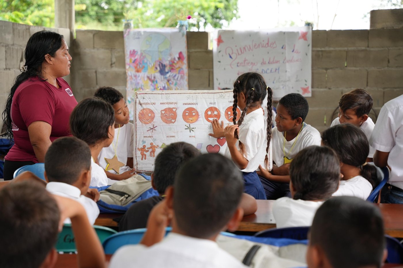 Lärare undervisar i ett klassrum framför en whiteboard.