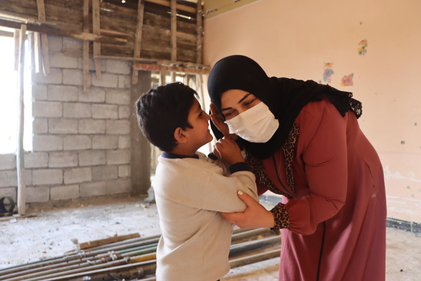 Abdul-Aziz whispering on her mom ear