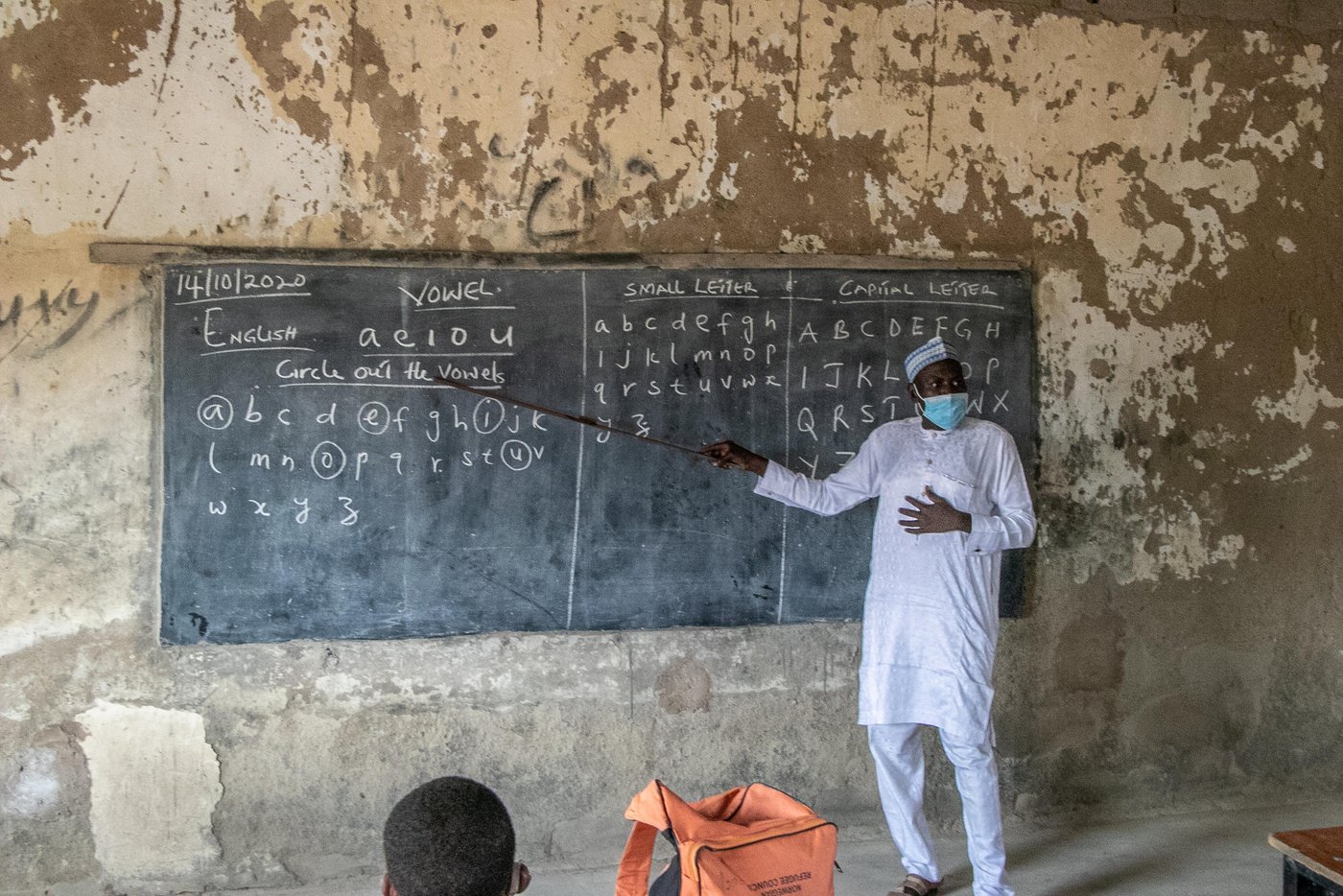 As schools reopen in Northeast Nigeria, NRC is organizing catch-up classes for children who have been away from school for over six months. Schools and all educational activities were suspended in April this year as one of the preventive measures to curb the spread of Coronavirus. All hands are on deck to ensure the children are up to date and can continue their learning.