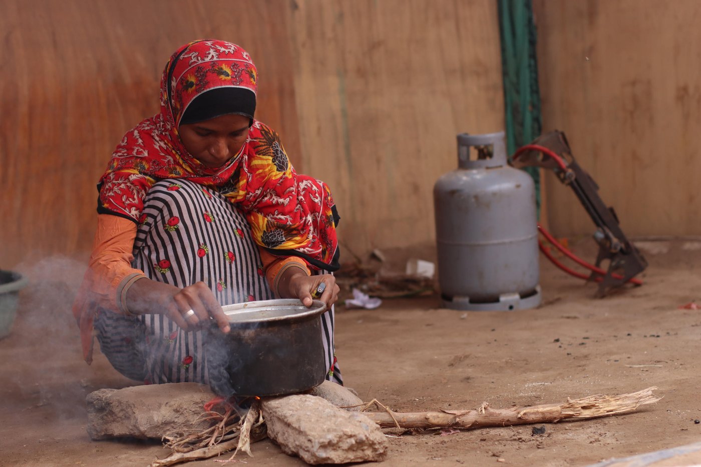 Ghadah Salem, a mother of three, is cooking boiled potatoes that she sells thanks to firewood. She was using propane cylinders as an energy source before the war. But it is too expensive now." Propane cylinders have become something that only rich families can afford. The firewood used to be free, it's not anymore, but it's still cheaper than propane cylinders".
Mahmoud Al-Filastini/ Norwegian Refugee Council