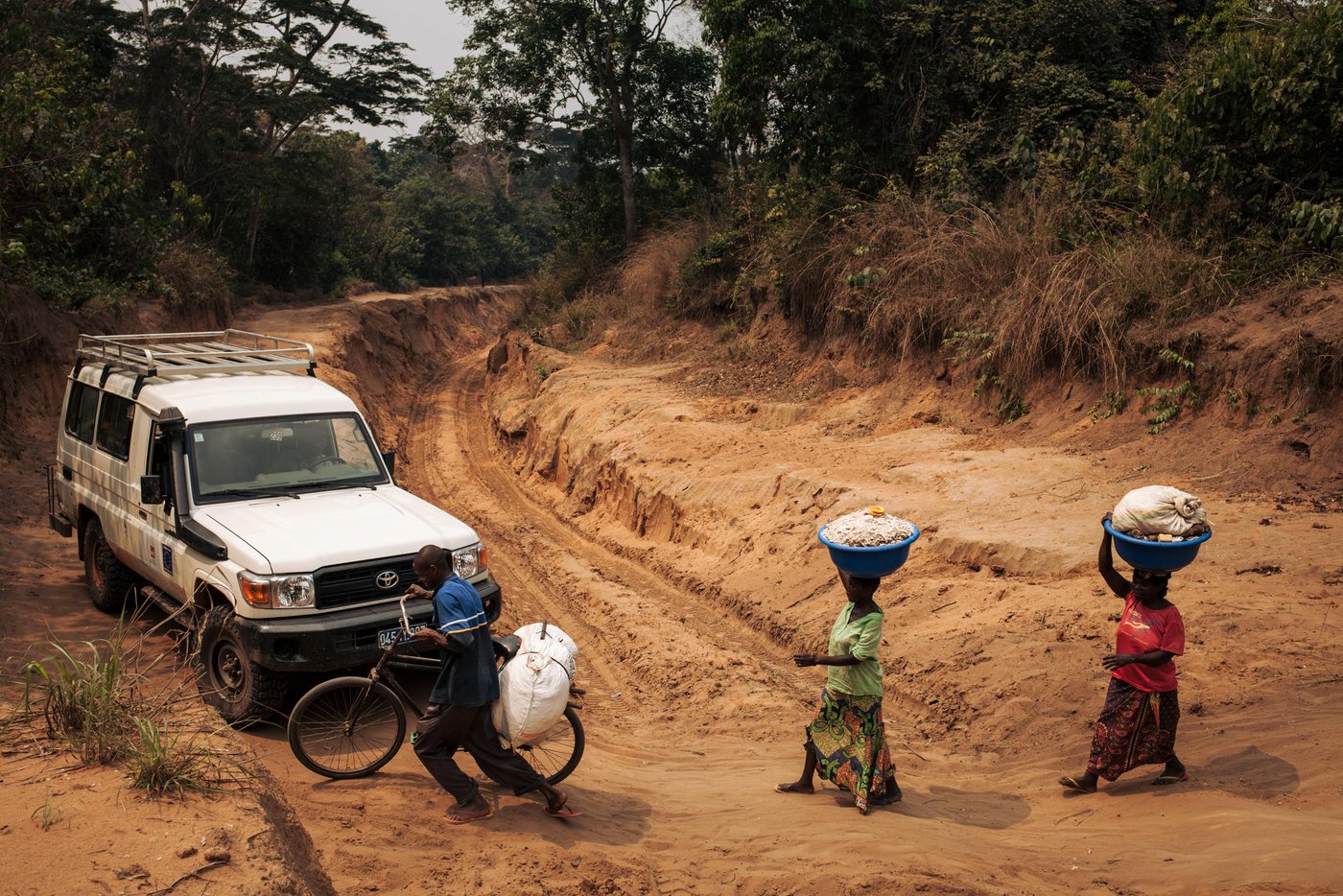 An NRC vehicle driving on the main road between Kananga, Kasai-Central's capital and Tshikapa, Kasai province. The poor state of roads and the limited availability of transport in the region reinforce the isolation of rural residents.
28 August 2018, Kasai-Central Province, DR Congo
Photo: NRC/Aléxis Huguet