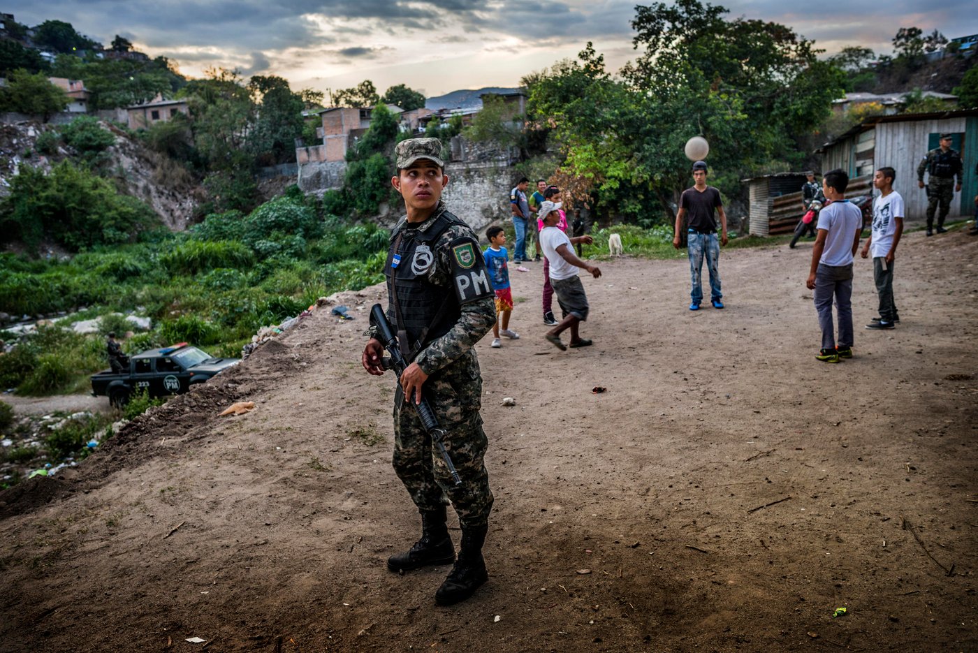 Tegucigalpa. The neighborhood (Villa Cristiana) is controlled by the Mara 13. The armed group does not allow access to the school of children living in the contiguous neighbourhood, as a measure of control. The military presence seeks to regain control of the school. Photo: European Union/ECHO/A. Aragon 2016