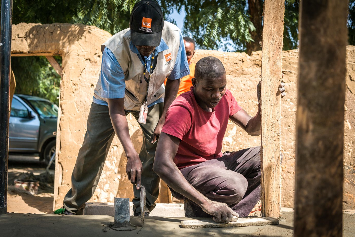 NRC build latrines in backyards of destroys homes. The work is crucial since it prevents cholera outbreaks that yearly saves many lives.
Around 144,000 people have recently returned to the town, Damasak, in ruins. Damasak was controlled by Boko Haram for over half a year from the end of 2015. It wasn’t until February 2016 that a joint military force from Nigeria, Cameroon and Niger managed to drive them back. Many civilians began to flee already in 2014. The fierce battles that followed led to great devastation and forced the rest of the population to flee.
Photo: Beate Simarud/NRC
