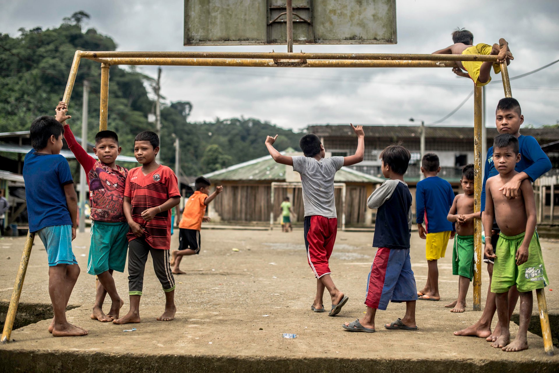 In October 2017, more than 1,0000 people fled to the village of Catrú in Colombia's Chocó region.
"They came because they feared that more people would be killed," says one of the community leaders in Catrú, home to the indigenous Embera people.
The Pacific region, particularly Chocó, has become a battleground for clashes between the National Liberation Army (ELN) and another armed group. Indigenous and Afro-Colombian communities have been disproportionally affected. Seven out of ten people displaced this year come from these communities.
In many areas previously controlled by FARC, armed conflict is still ongoing. In some areas, the fighting has increased since FARC laid down their weapons, as armed groups are attempting to take control over strategic areas, natural resources and important drug routes. In many places, paramilitary groups have moved in, causing increased fear among the population. Violence has increased throughout the country, as has the number of local leaders being murdered.
The Norwegian Refugee Council (NRC) has been present in Colombia since 1991. In Chocó, we inform indigenous groups about their rights and provide legal aid in questions relating to land rights and compensation after having been forced to flee. In Catrú we help make sure that children get to go to school, and provide clean water to the community.
Photo: Ana Karina Delgado Diaz/NRC