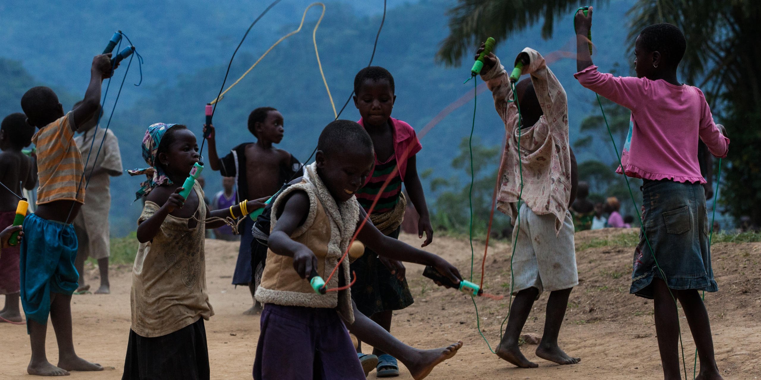 Children jump rope at the Temporary Learning Space organized by NRC at Kakungo primary school.
 PROJECT INFORMATION: Children of 16 vulnerable schools affected by the armed conflict in Pinga/North Kivu are supported by The Norwegian Refugee Council funded by a grant from the European Union’s Nobel Peace prize: Children of Peace initiative. NRC supports children by providing them access to quality education and giving them the opportunity to learn in safe, protective and nurturing spaces. In doing so, NRC contributes to reducing the suffering and vulnerability of conflict-affected children.  
Photo: NRC/Vincent Tremeau



Ecole primaire Kakungo. Pinga le 28 avril 2015
Activités dite de CFS (Child friendly spaces) mises en place par NRC. Les plus petits s'occupent avec d'autres jeux. 
Photo: NRC/Vincent Tremeau