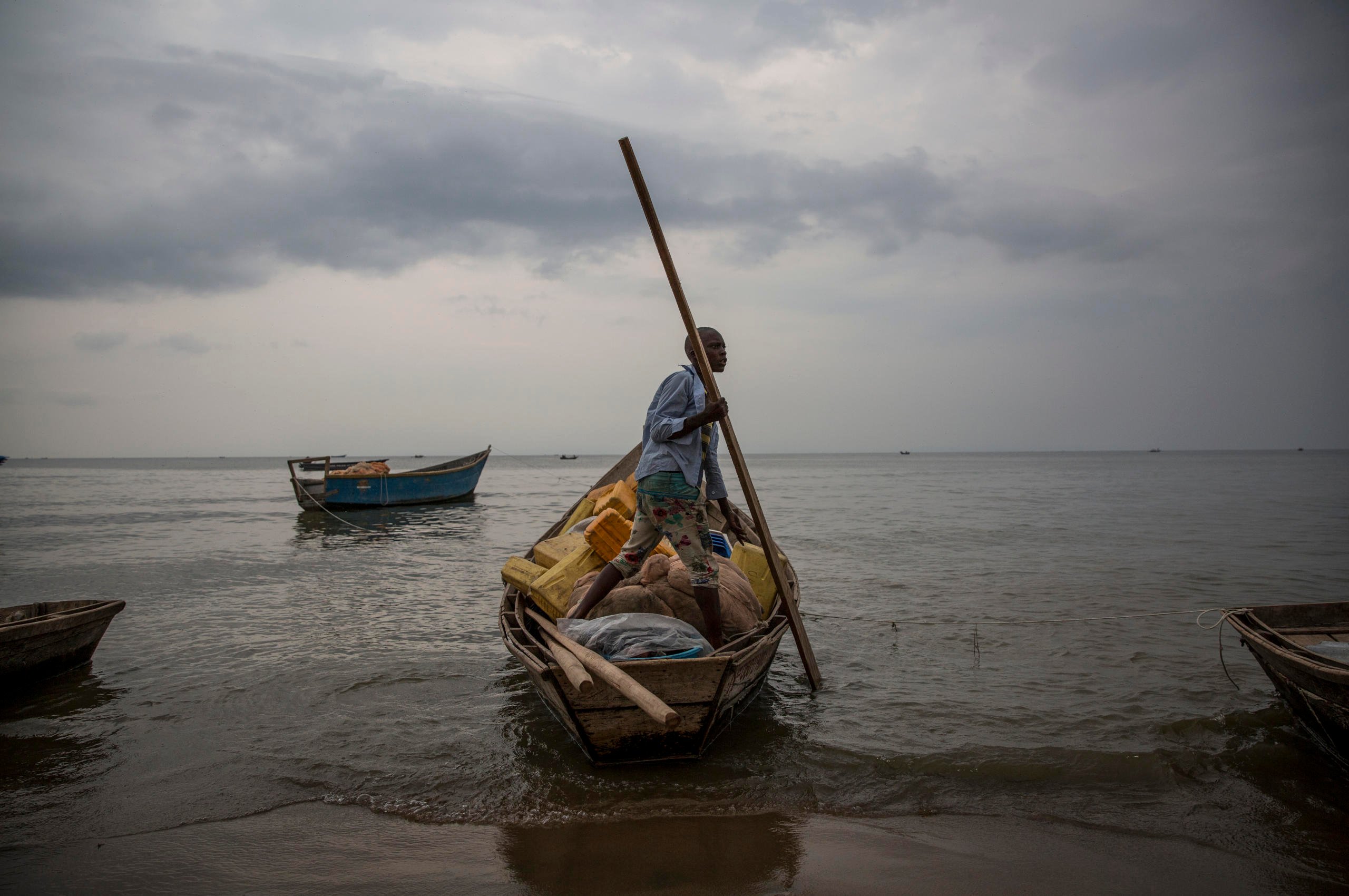 Thousands of people from Democratic Republic of Congo have crossed Lake Albert into Uganda between December 2017 and February 2018. They are fleeing inter-communal fighting in Ituri region of DR Congo. Refugees have reported that security has severely
deteriorated in the area, with tens of civilians killed and hundreds of houses burnt down. According to the new arrivals, as of 20th February, many more people were gathering on the Congolese side of Lake Albert waiting for their turn to cross.
Refugees themselves also report that both the rebel groups and Congolese authorities are actively preventing people from escaping the violence, even stopping boats mid-lake. This could be one of the reasons behind the sharp drop in new arrivals the last week.
Photo: Ingebjørg Kårstad/NRC