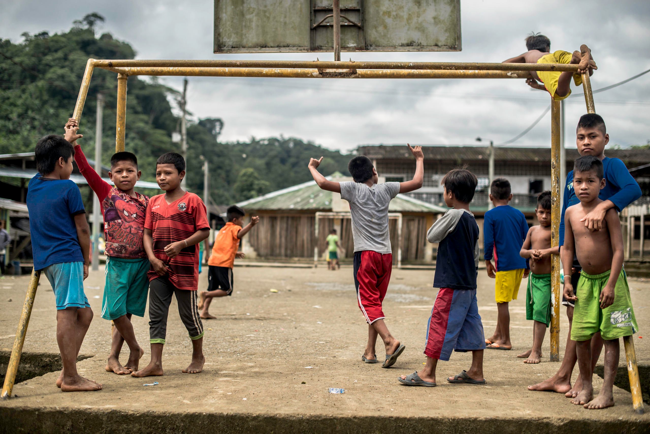 In October 2017, more than 1,0000 people fled to the village of Catrú in Colombia's Chocó region.
"They came because they feared that more people would be killed," says one of the community leaders in Catrú, home to the indigenous Embera people.
The Pacific region, particularly Chocó, has become a battleground for clashes between the National Liberation Army (ELN) and another armed group. Indigenous and Afro-Colombian communities have been disproportionally affected. Seven out of ten people displaced this year come from these communities.
In many areas previously controlled by FARC, armed conflict is still ongoing. In some areas, the fighting has increased since FARC laid down their weapons, as armed groups are attempting to take control over strategic areas, natural resources and important drug routes. In many places, paramilitary groups have moved in, causing increased fear among the population. Violence has increased throughout the country, as has the number of local leaders being murdered.
The Norwegian Refugee Council (NRC) has been present in Colombia since 1991. In Chocó, we inform indigenous groups about their rights and provide legal aid in questions relating to land rights and compensation after having been forced to flee. In Catrú we help make sure that children get to go to school, and provide clean water to the community.
Photo: Ana Karina Delgado Diaz/NRC
