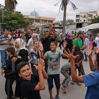 Palestinier firar efter beskedet att Israel och Hamas har enats om det första steget i en fredsplan för att pausa striderna, utanför al-Aqsa-sjukhuset i Deir al-Balah i centrala Gazaremsan, torsdagen den 9 oktober 2025. Foto: Abdel Kareem Hana/AP/NTB
