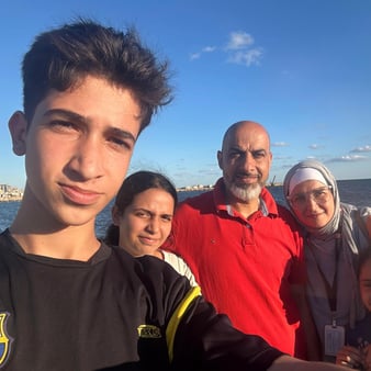 Salma tillsammans med sin familj i Gaza stad. Trots svåra tider försöker de skapa nya minnen och hålla fast vid hoppet. Foto: Privat