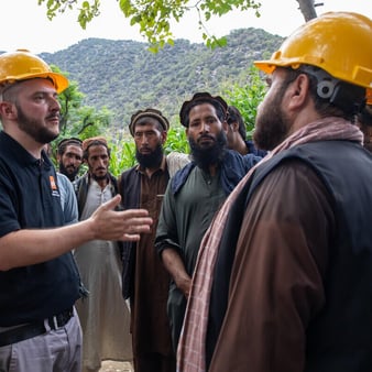 NRC:s medarbetare samtalar med lokala ledare i de jordbävningsdrabbade områdena i östra Afghanistan för att planera insatserna tillsammans.