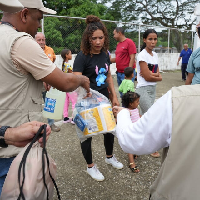 Medarbetare från Norwegian Refugee Council (NRC) delar ut hygienartiklar till familjer som drabbats av jordbävningarna i Venezuela.