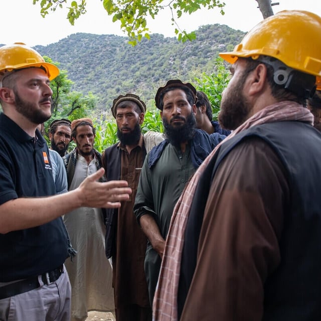 NRC:s medarbetare samtalar med lokala ledare i de jordbävningsdrabbade områdena i östra Afghanistan för att planera insatserna tillsammans.