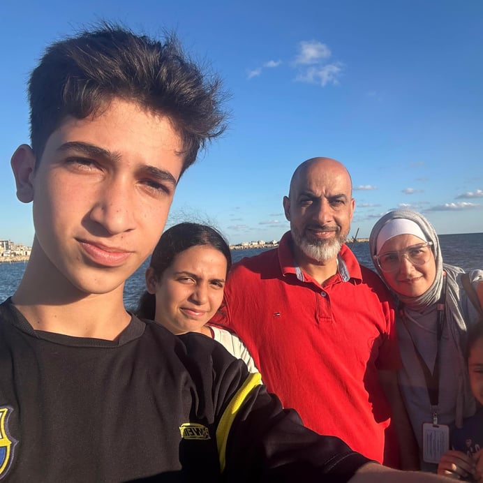 Salma tillsammans med sin familj i Gaza stad. Trots svåra tider försöker de skapa nya minnen och hålla fast vid hoppet. Foto: Privat