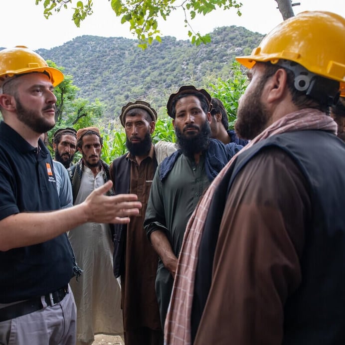 NRC:s medarbetare samtalar med lokala ledare i de jordbävningsdrabbade områdena i östra Afghanistan för att planera insatserna tillsammans.