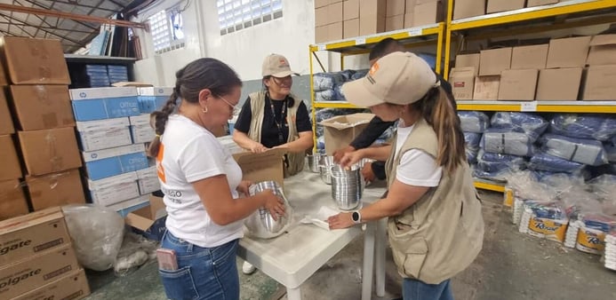 Medarbetare från NRC förbereder nödhjälpspaket på organisationens lager i Venezuela.
