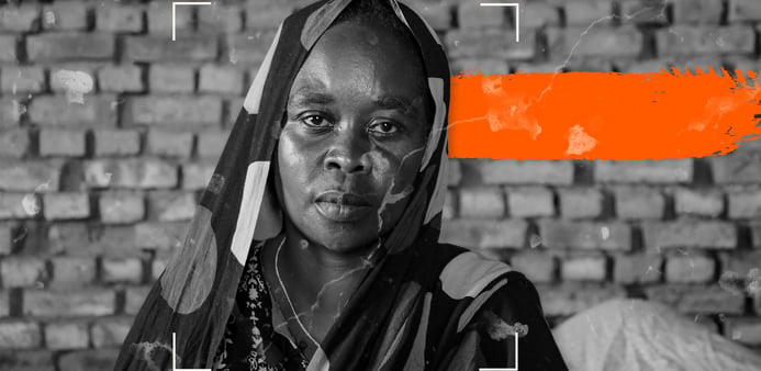 En kvinna ser rakt in i kameran.