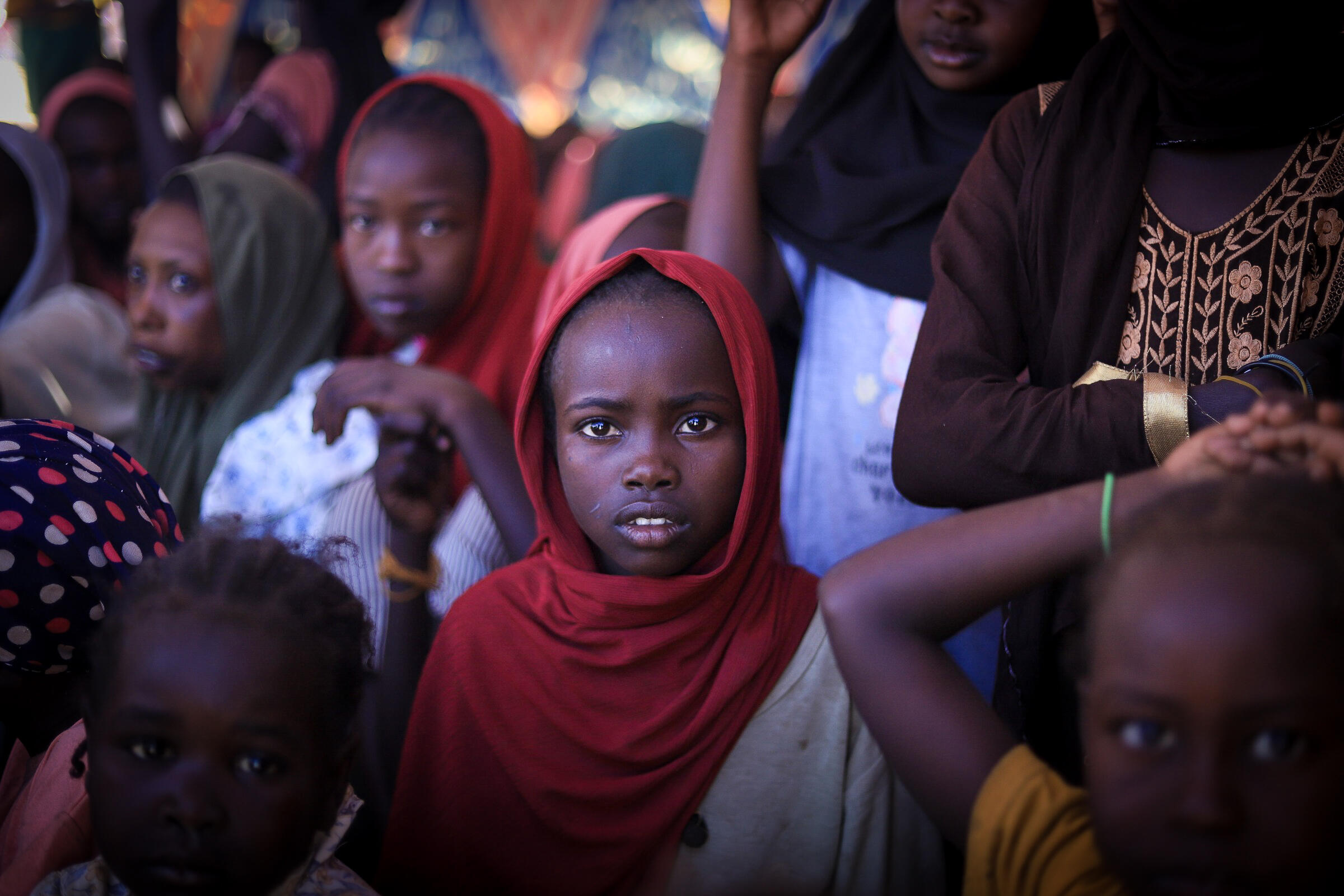 Barn samlas i Sudan d&auml;r den p&aring;g&aring;ende konflikten har tvingat miljontals m&auml;nniskor att l&auml;mna sina hem och &ouml;kat behoven av humanit&auml;rt st&ouml;d.