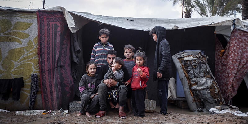 Family in makeshift home i Gaza