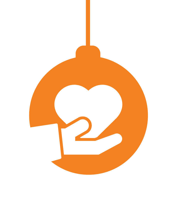 Orange julgranskula med en hand som håller ett hjärta