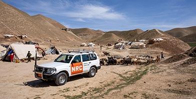 En bil med NRC Flyktinghjälpens logotyp