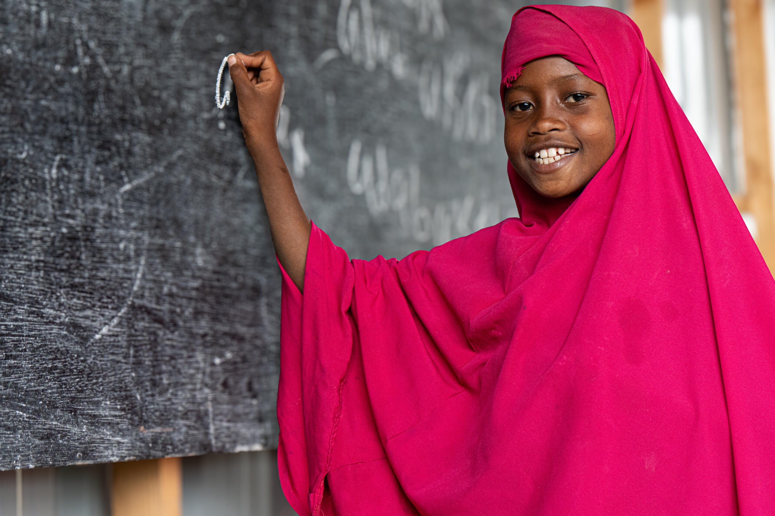 Sundus skriver på tavlan under lektionen. Foto: Abdulkadir Mohamed/NRC