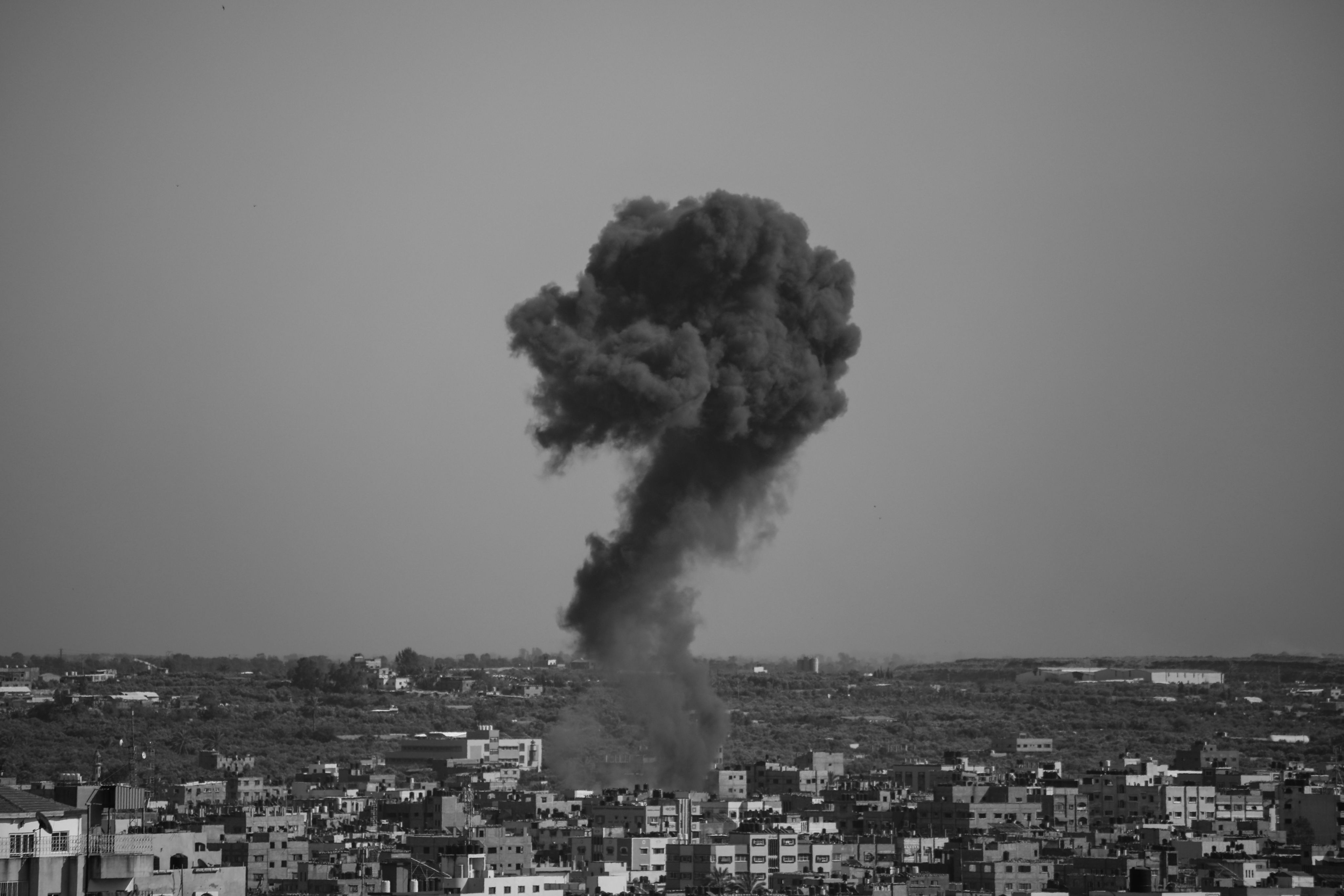 En stor, svart røyksky stiger opp fra et hus i Gaza.