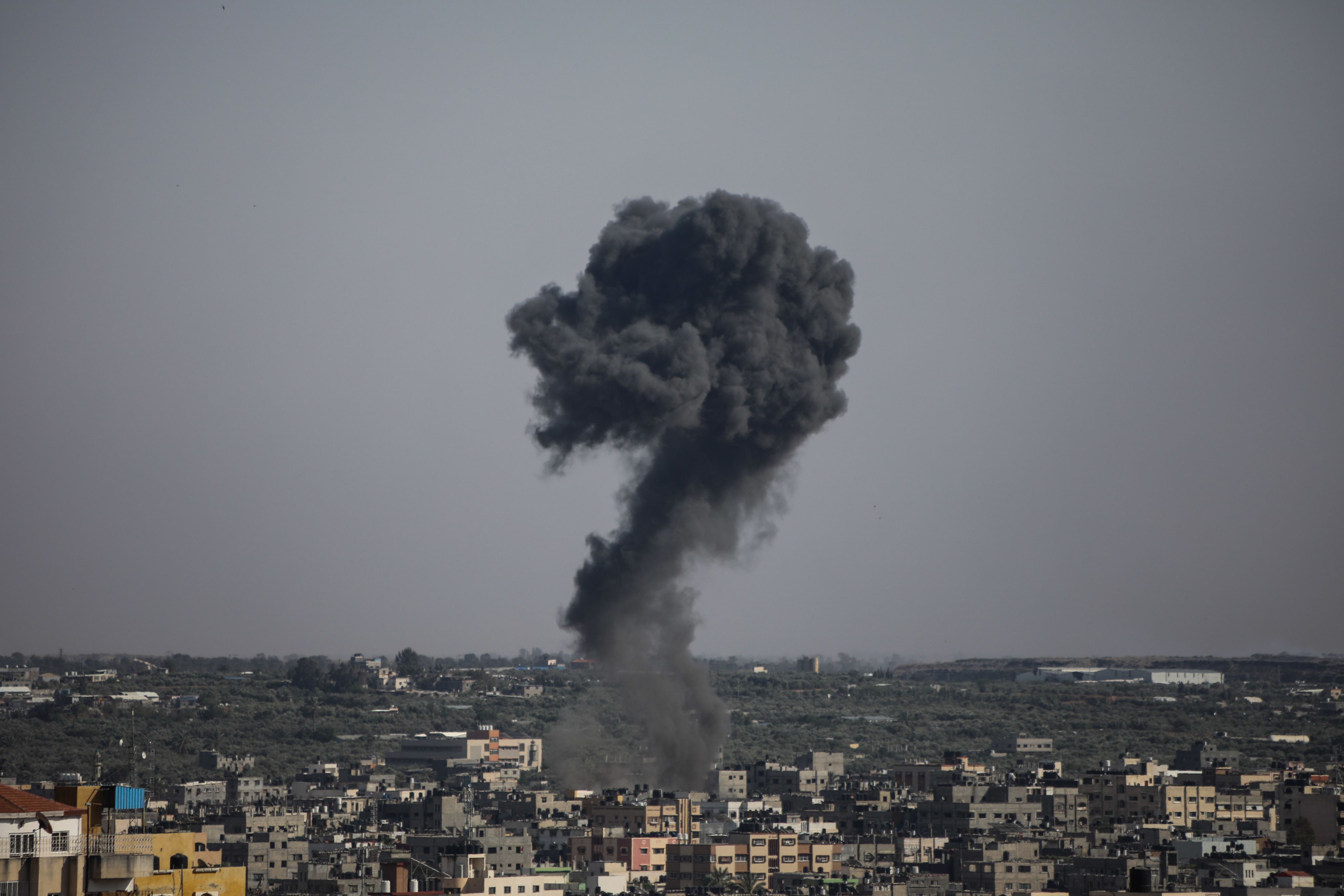 En stor, svart røyksky stiger opp fra et hus i Gaza.