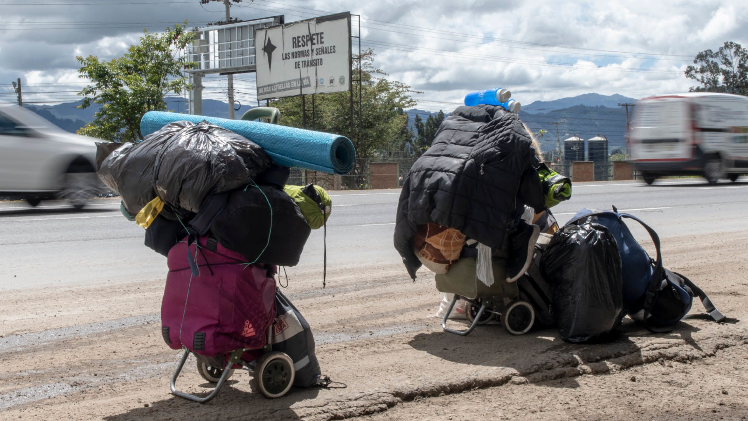 Ett par venezuelaner har just passerat Colombias huvudstad Bogota och tar en rast vid motorvägen.