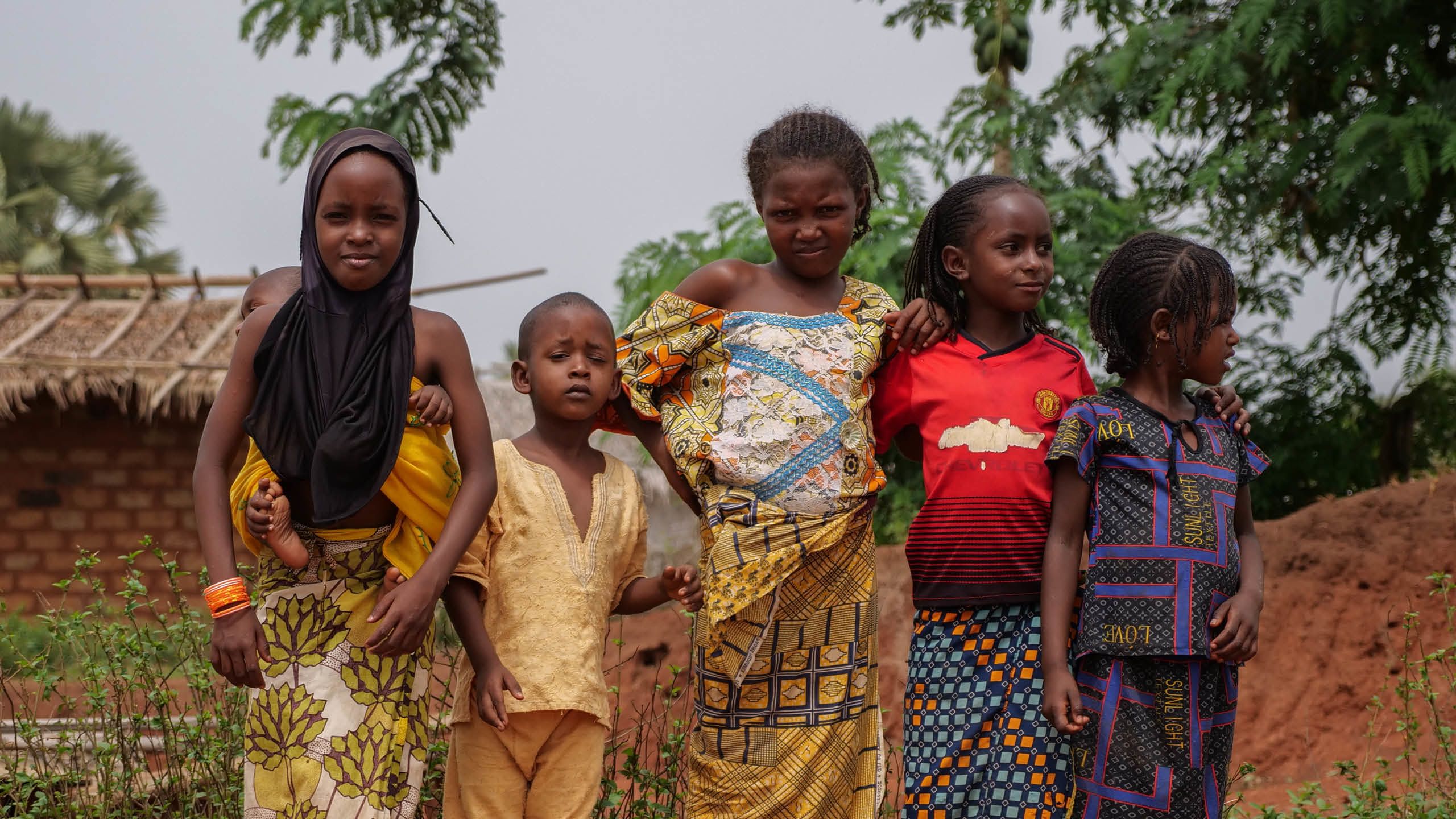 Barn poserar för fotografering i Bedobo by, Kamerun.